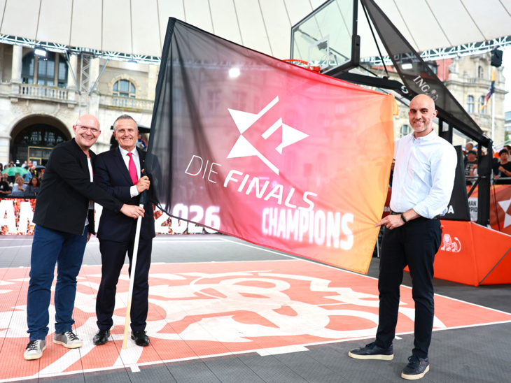 Mit der symbolischen Fahnenübergabe wurde der Staffelstab weitergereicht: Im kommenden Jahr finden die Finals in Stuttgart statt.