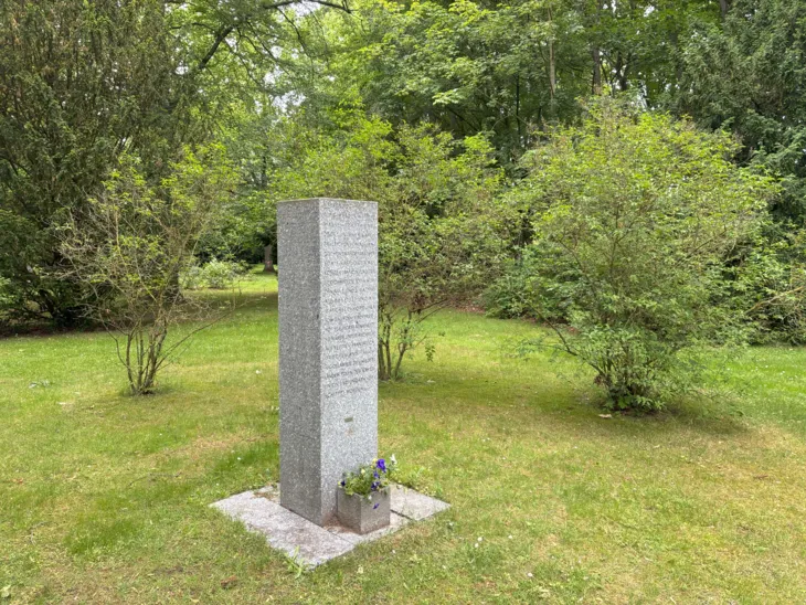 Eine Gedenkstele auf einem Friedhof.