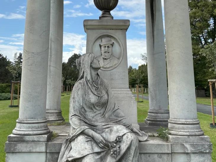 Eine Grabskulptur auf einem Friedhof.
