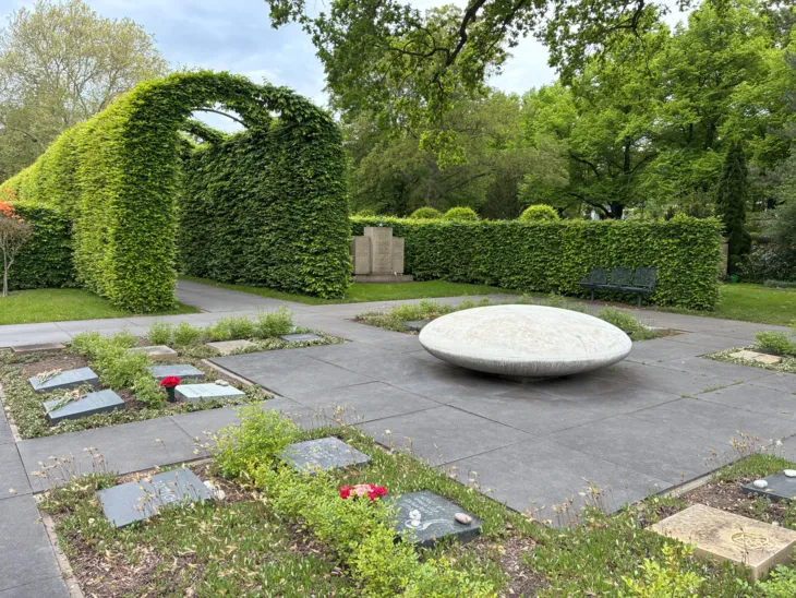 Urnengräber auf einem Friedhof.