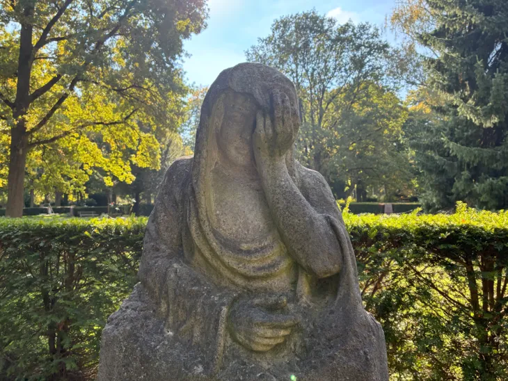 Ein Engel aus Stein auf einem Friedhof.