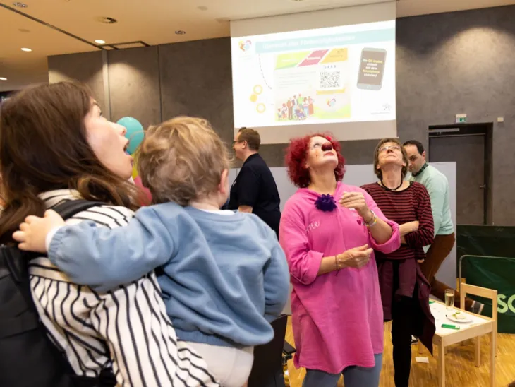 Ein Kind beobachtet eine Clown-Show