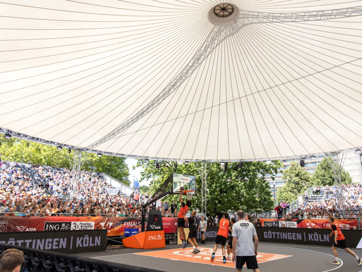 Tolle Kulisse vor dem Neuen Rathaus: 3x3 Basketball.