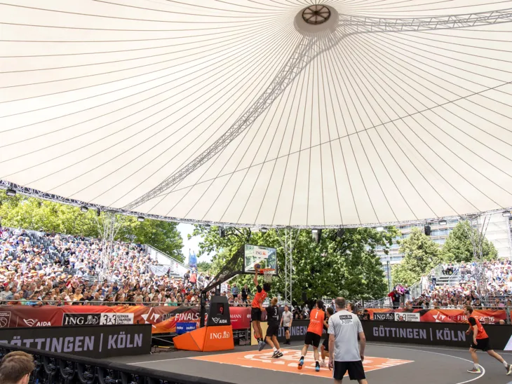 Tolle Kulisse vor dem Neuen Rathaus: 3x3 Basketball.