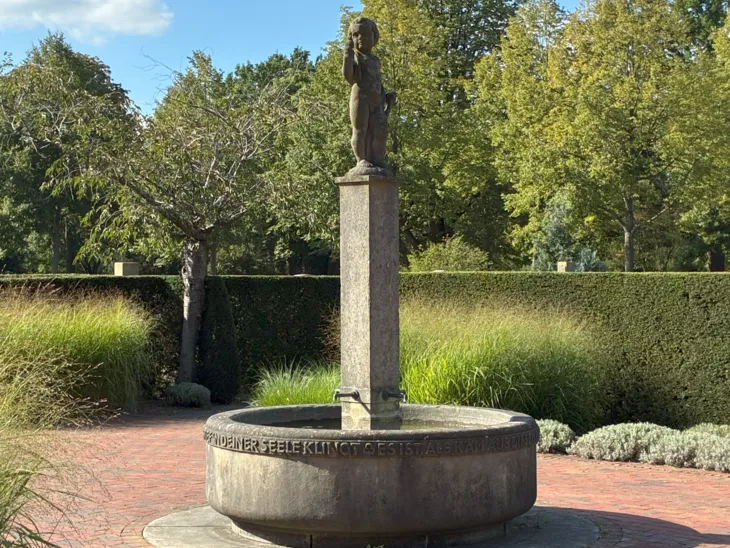 Ein Brunnen auf einem Friedhof.