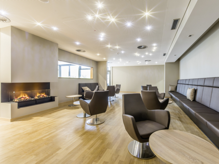 Kamin, Sessel, Tische und eine Bank