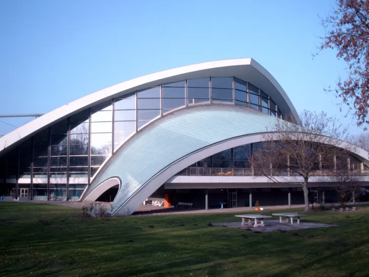 Schwimmhalle von Aussen