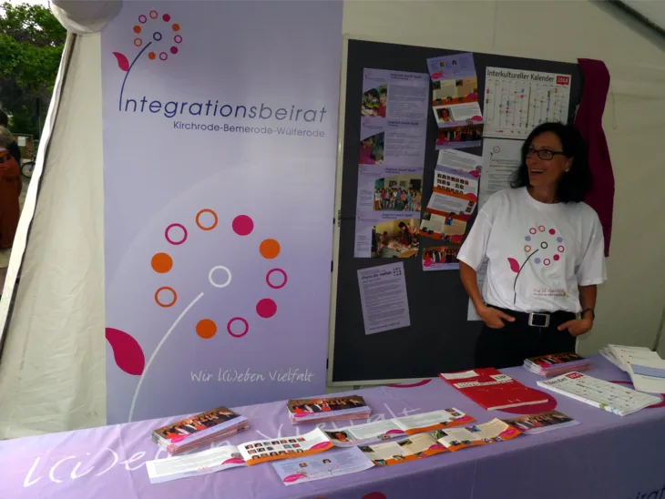 Stand des Integrationsbeirats Kirchrode-Bemerode-Wülferode mit Bürgermeisterin Kramarek.