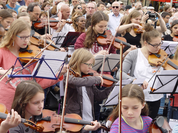 Um 15 Uhr war die offizielle Eröffnung auf dem Opernplatz. Beim "Aufstrich zur Fête" spielte Hannovers größtes Geigenorchester.