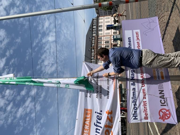 Oberbürgermeister Hanno Benz hisst die Flagge der Mayors for Peace in der Stadt Darmstadt