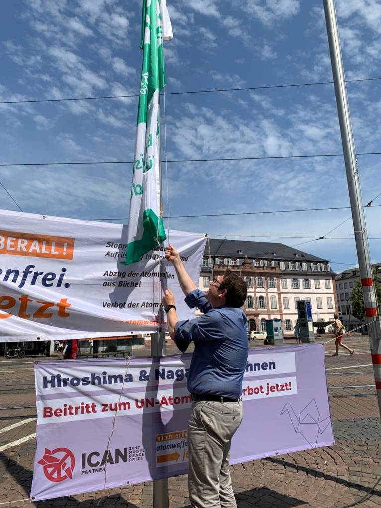 Oberbürgermeister Hanno Benz hisst die Flagge der Mayors for Peace in der Stadt Darmstadt