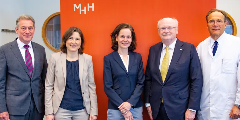 Drei Männer und zwei Frauen