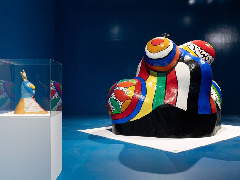 Zwei Kunstwerke von Niki de Saint Phalle in der Love you for Infinity-Ausstellung im Sprengel Museum