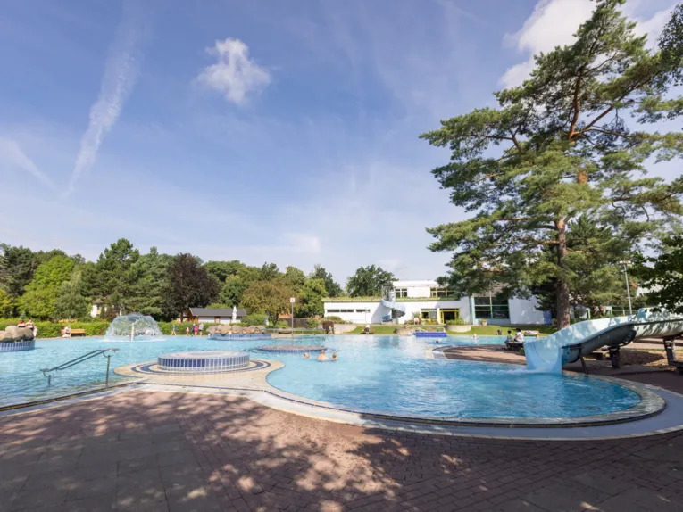 Nichtschwimmerbecken, im Hintergrund ein Geb&auml;ude