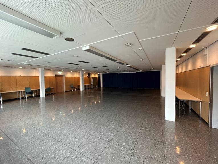 Foto vom Oberen Saal mit Aufbau von Tischen und Stühlen