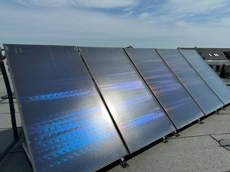 Module einer Solarwärme-Anlage auf einem Flachdach schräg stehend installiert