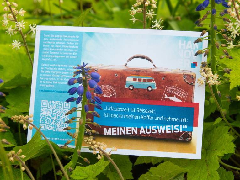 Flyer zu den "Ausweichwochen" in den Bürgerämtern zwischen Blumen und Pflanzen