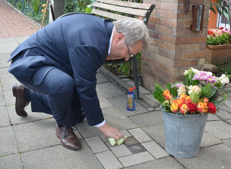 B&uuml;rgermeister Hermann beim Putzen der Stolpersteine
