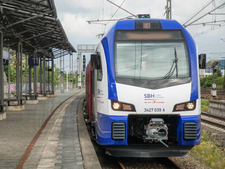 Eine blau-weiße S-Bahn steht an einem Bahnsteig.