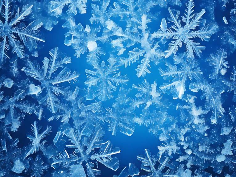 Weiße Eiskristalle vor blauem Hintergrund