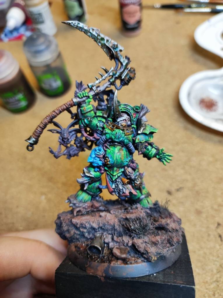 Eine bemalte Miniatur Figur.