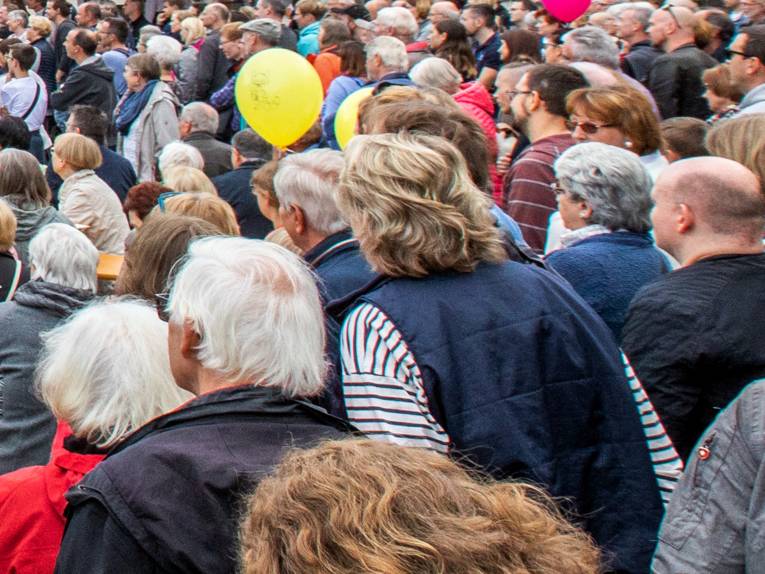 Menschenmenge unter freiem Himmel.