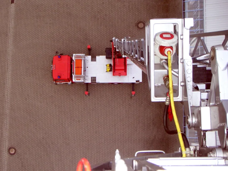 Blick aus dem Korb einer Drehleiter der Freiwilligen Feuerwehr.