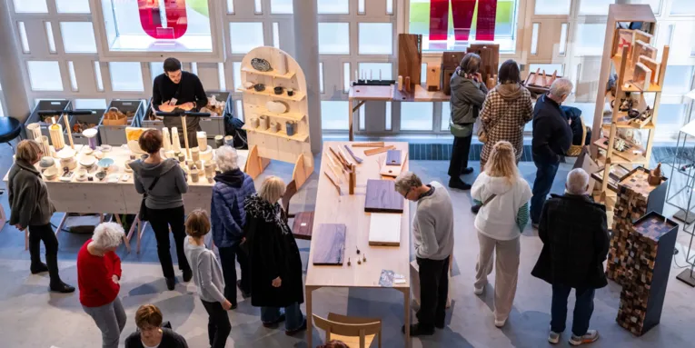 Reges Treiben beim Kunsthandwerkermarkt 2024