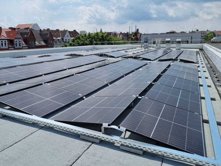 Solarzellen auf einem Flachdach.