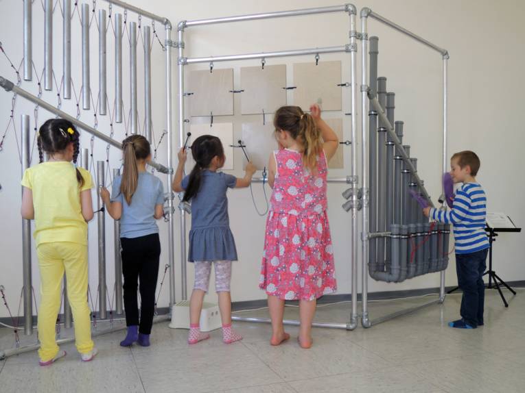 Kinder an einer Klangspiel-Station