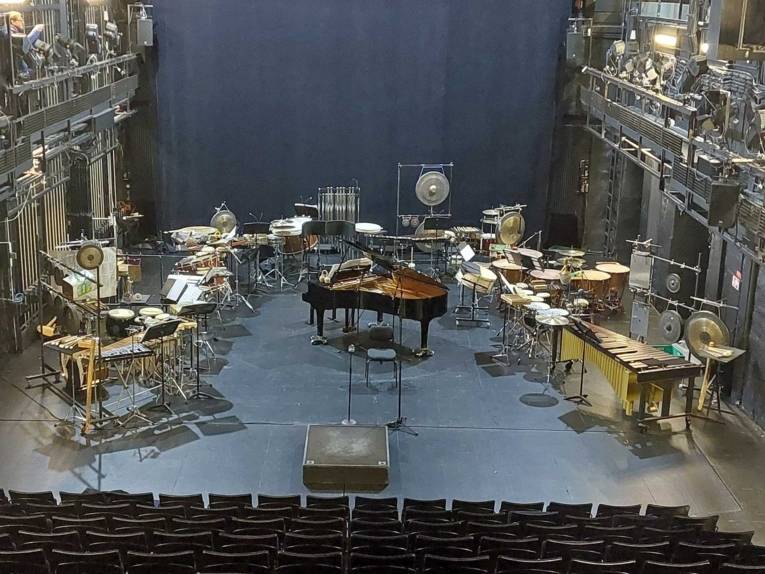 Bühne mit Musikinstrumenten
