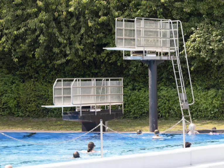 Zwei Sprungt&uuml;rme im Schwimmerbereich