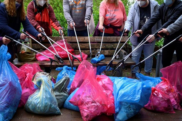 Teilnehmende haben am Nachbarschaftstag 2021 unter anderem Müll gesammelt.