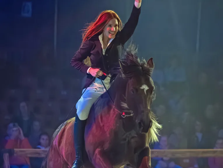 Mädchen reitet auf einem Pferd