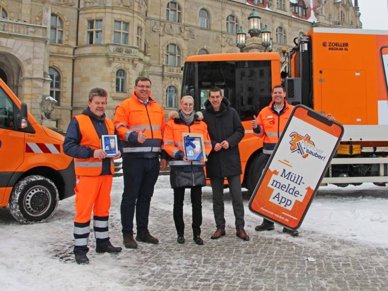 Mehrere Menschen vor dem Neuen Rathaus in Hannover