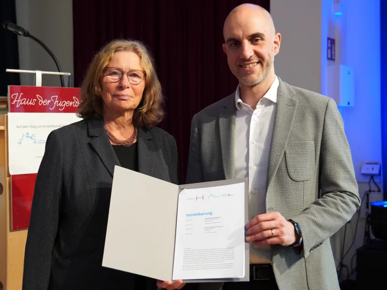 Oberbürgermeister Belit Onay für die LHH und Anne Lütkes für den Vorstand des Vereins Kinderfreundliche Kommunen e. V. haben  eine Vereinbarung zur verbindlichen Zusammenarbeit mit dem Verein Kinderfreundliche Kommunen unterzeichnet.