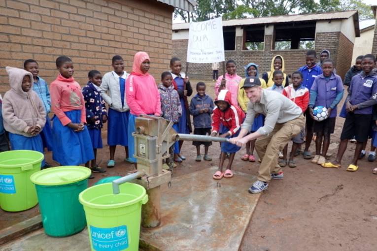 Der neue Brunnen in der Mzamba Primary School funktioniert einwandfrei.