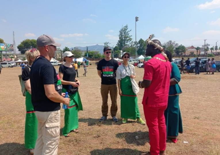 Besuch beim Blantyre Arts Festival im traditionellen "Wrapper" und Malawi-T-Shirts