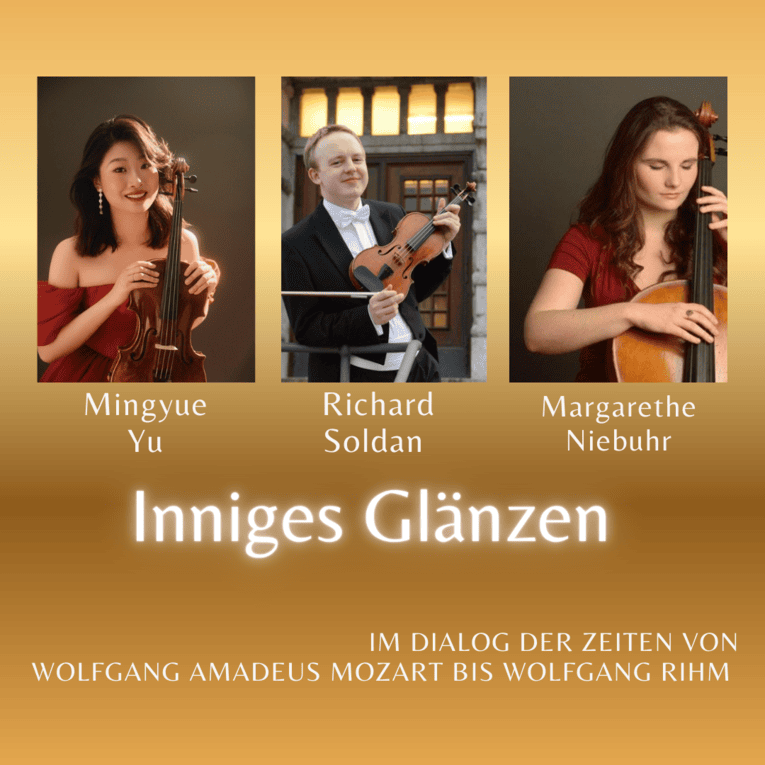 Konzert Ankündigung, die drei Musiker sind mit ihren Instrumenten zu sehen