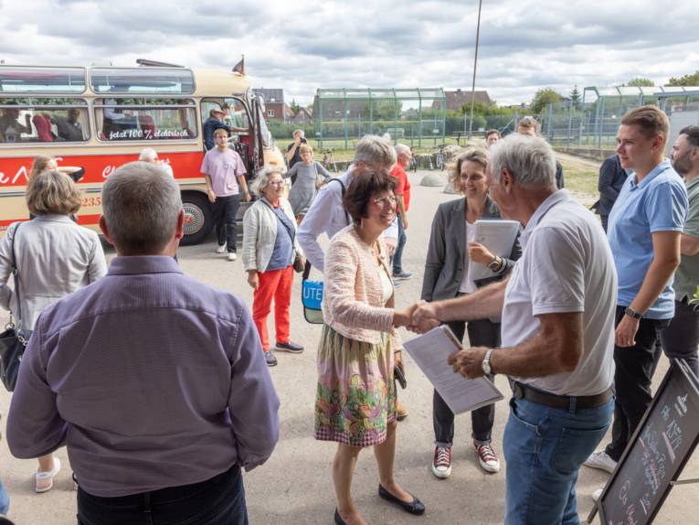 Gruppe von Personen vor einem Vereinsheim