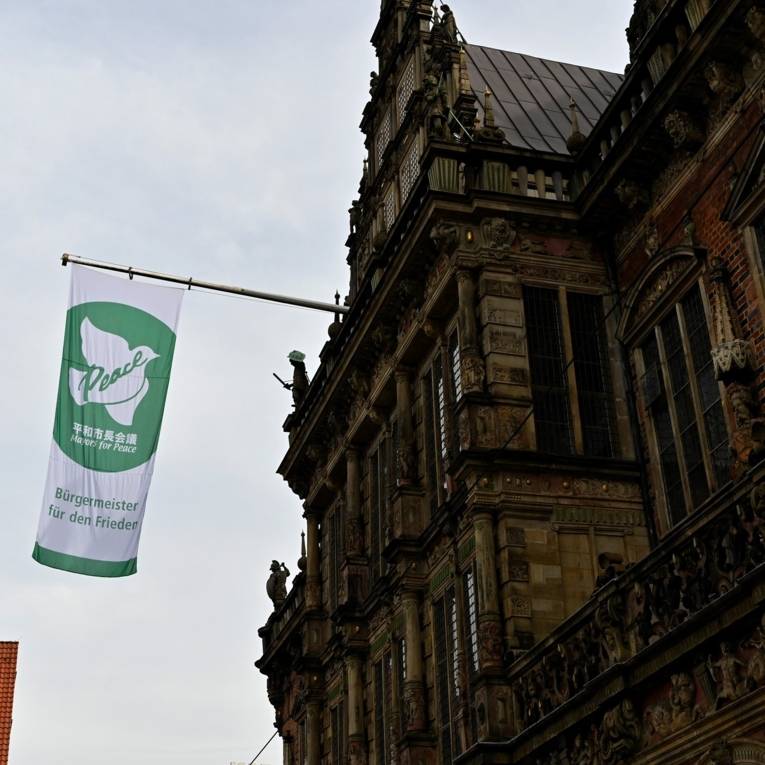 Die Mayors-for-Peace-Flagge weht vor dem Rathaus in Bremen.