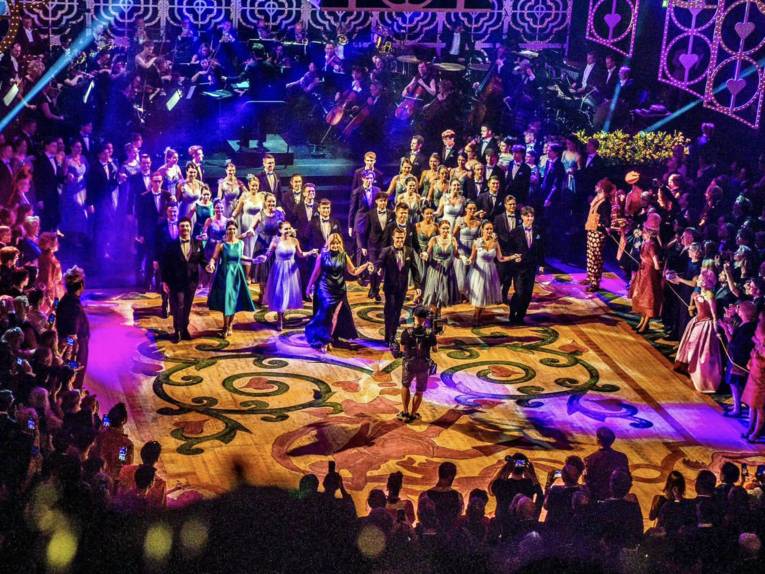 Tanzende Menschen im Opernhaus