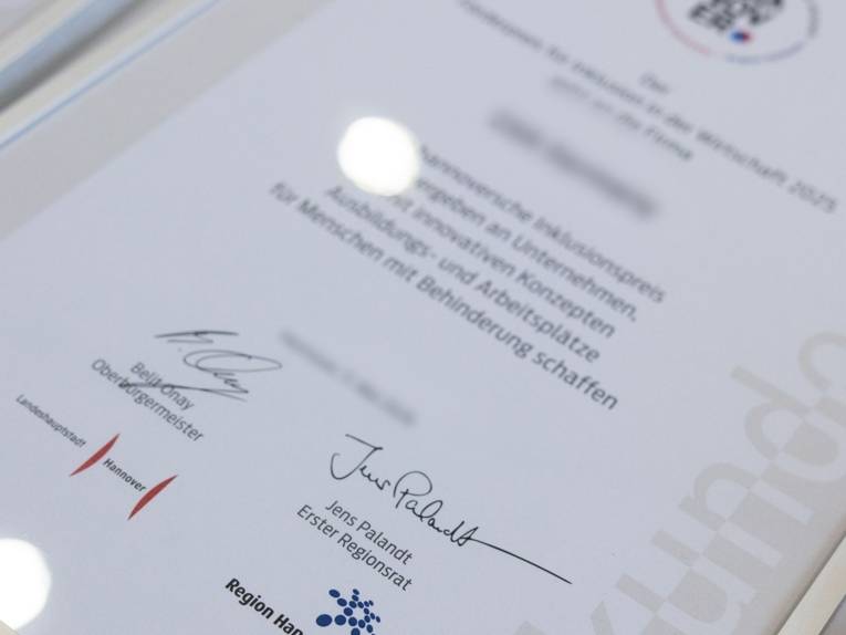 Foto von der Urkunde, die beim Förderpreis Inklusion in der Wirtschaft 2026 verliehen wurde.