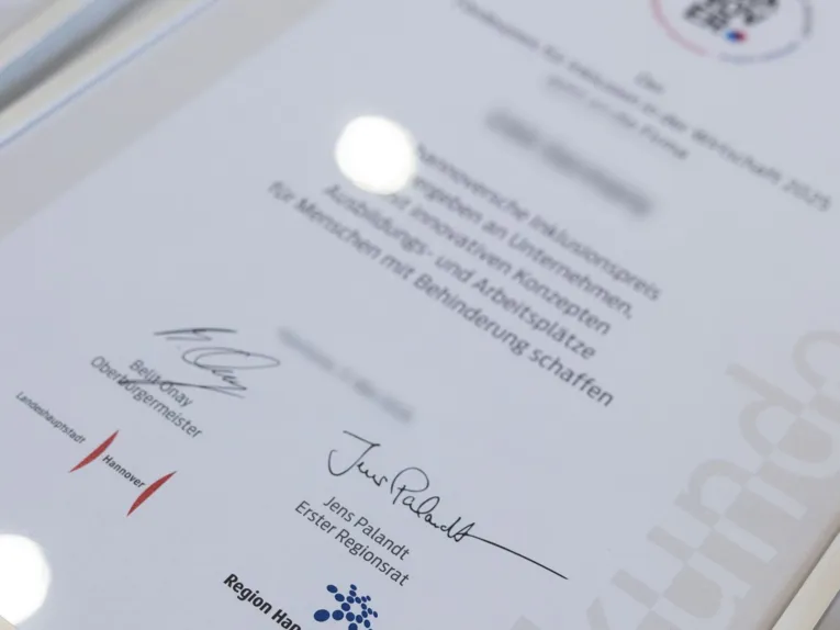 Foto von der Urkunde, die beim Förderpreis Inklusion in der Wirtschaft 2026 verliehen wurde.