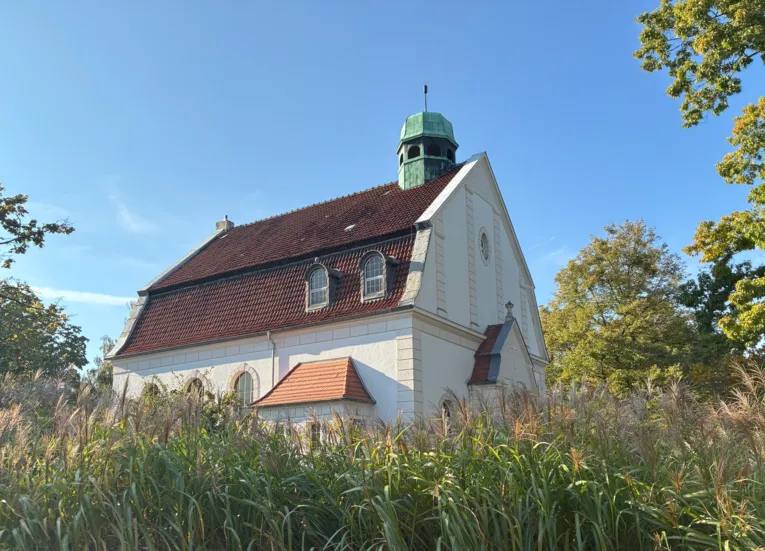 Eine Kapelle auf einem Friedhof.