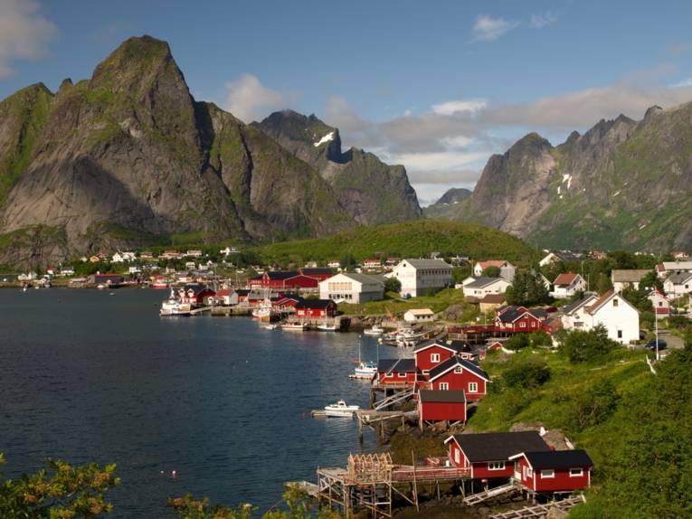 Zu sehen ist eine finnische Stadt am Wasser.