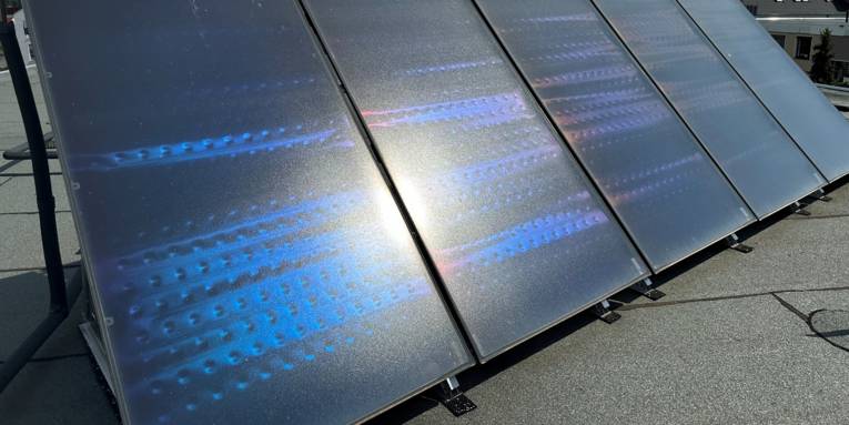 Module einer Solarwärme-Anlage auf einem Flachdach schräg stehend installiert