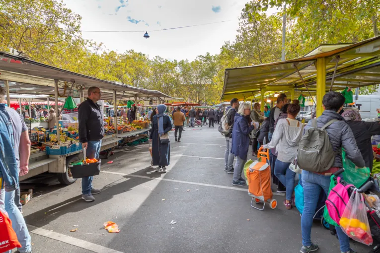 Kundschaft l&auml;uft zwischen Marktst&auml;nden umher - Szenen vom Wochenmarkt Mitte an einem Samstag.
