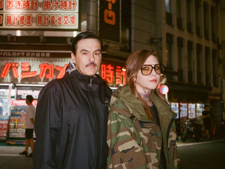 Der Produzent und die Sängerin der Band auf offener Straße in einer asiatischen Stadt.