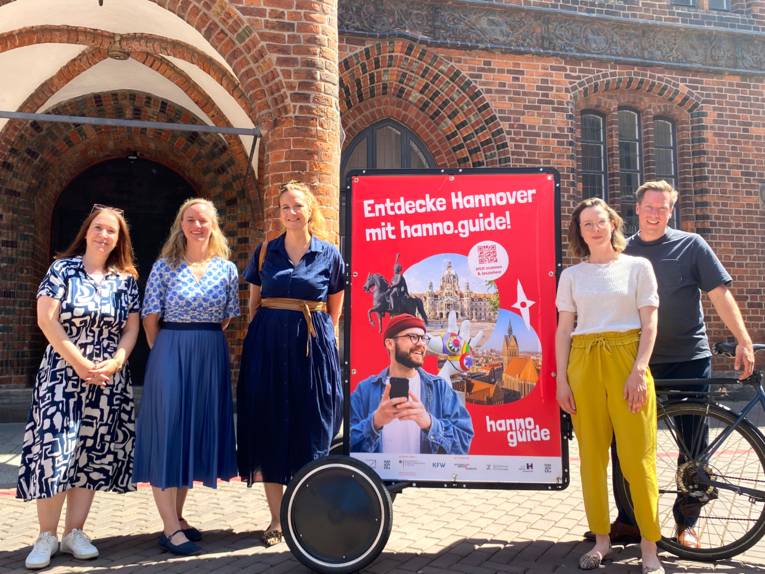 v. l.: Lisa Brünjes (Bereichsleitung Tourismus der Hannover Marketing und Tourismus GmbH), Anne Gemeinhardt (Direktorin der Museen für Kulturgeschichte), Inga Samii (Fachbereichsleiterin Kultur), Leona Söhnholz (Fachbereich Kultur – Digitale Kulturstrategie) und Dr. Jan Willem Huntebrinker (Museen für Kulturgeschichte) stellten die neue App und die Strategie dahinter im Rahmen eines Pressetermins am 19. Juni bei einem Live-Test am Alten Rathaus vor.